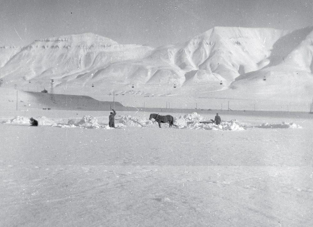 Old black and white photo of coal industry on Svalbard.