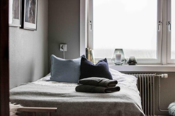 Guest bedroom at Basecamp Explorer Isfjord Radio adventure hotel in Spitsbergen.